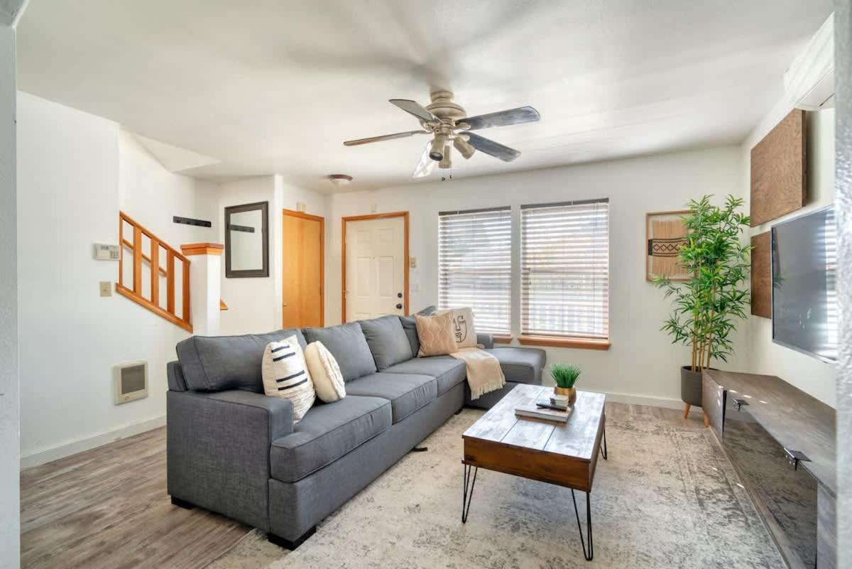 Collection - Alberta Arts Luxury, Sleeps 6, Walk Score 99 *